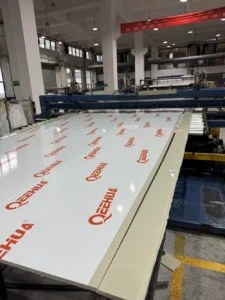 Línea de producción de láminas de PP y superficie del panel acabado
