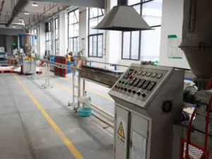 Primer plano de la máquina de soldadura de varillas de PP para la revisión de la fabricación de tanques con trazabilidad